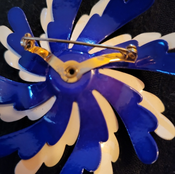 Vintage retro 3 dimentional red/white&blue metal flower brooch - Picture 3 of 4